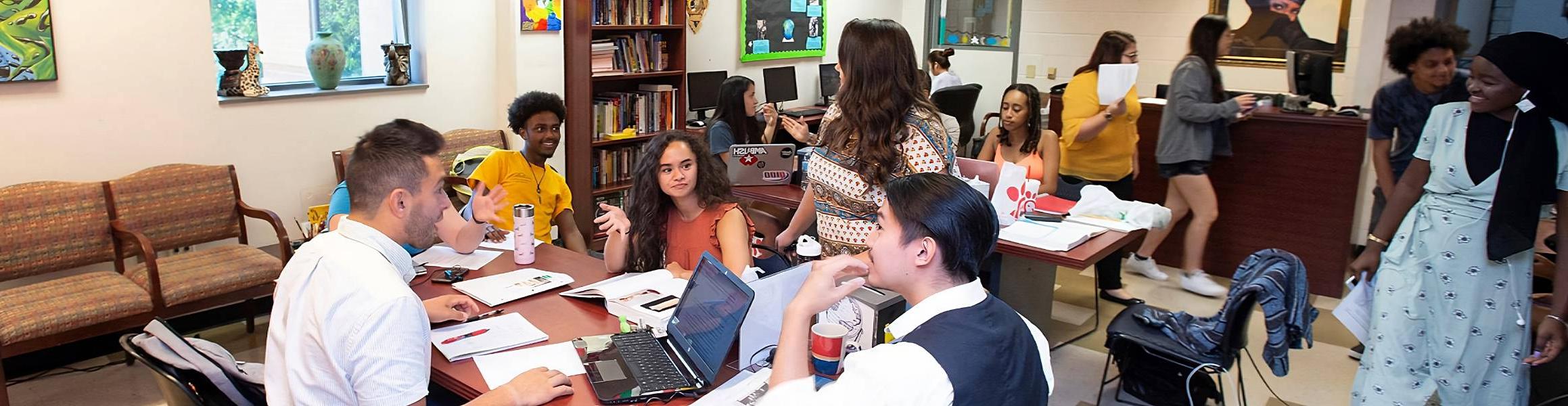 Group of 正规博彩十大网站排名 students at the global village center collaborating.